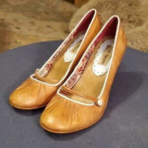 Steve Madden Prezious Shoes Size 7B Tan/Blue Leather Round Toe Pumps Heels